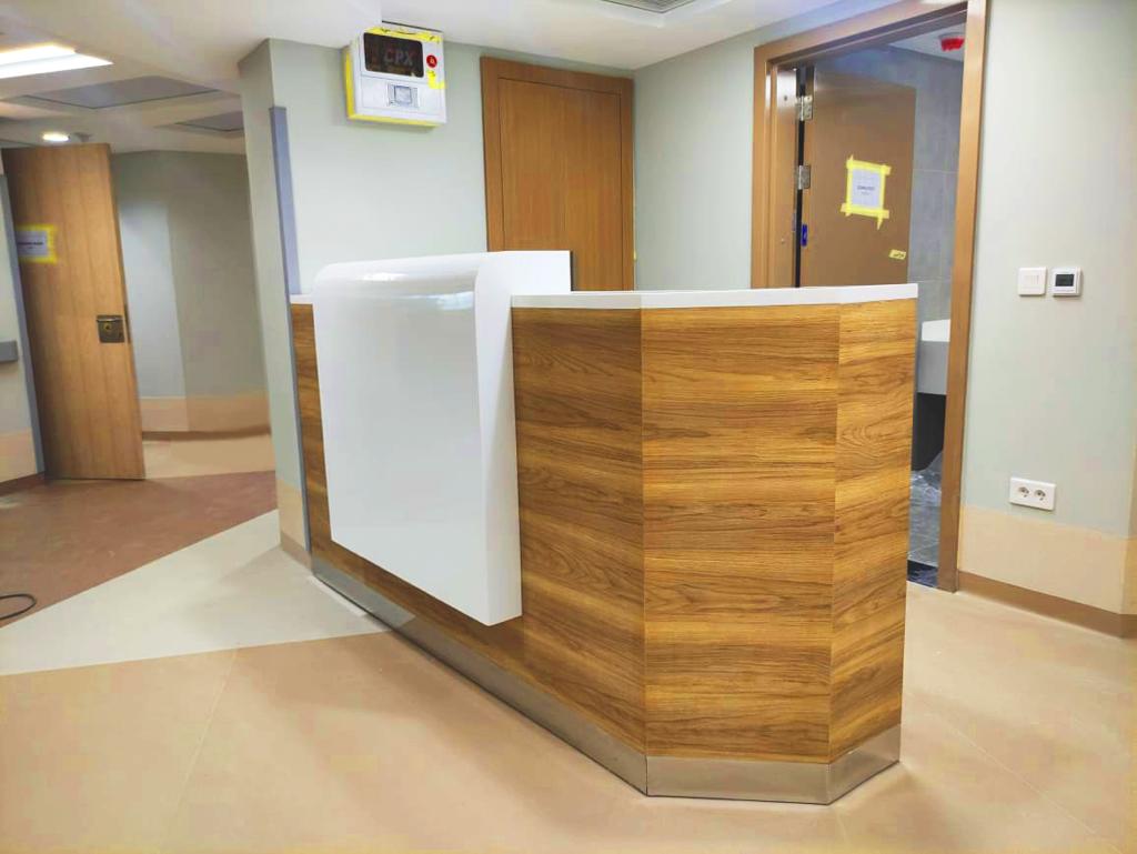 uploads/reception-desk-cleopatra-hospital-group8_ecf12449d90a64d1488fbfeb7d8d3ece.jpg